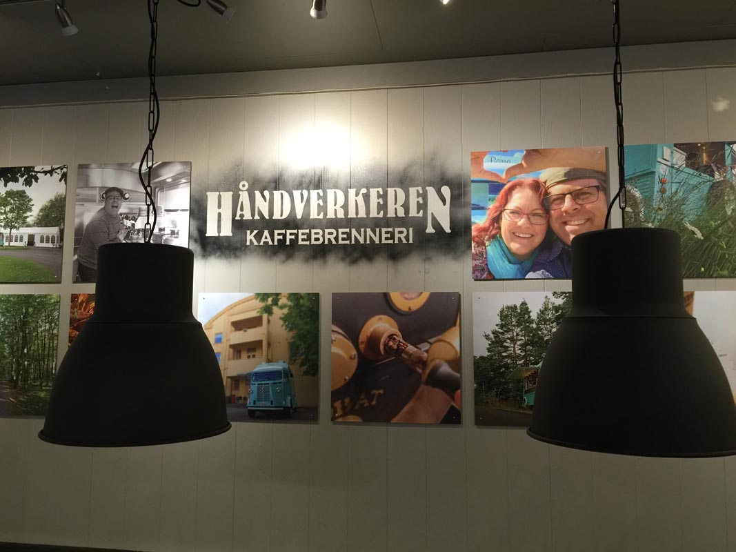 bilder pa en vagg pa cafe